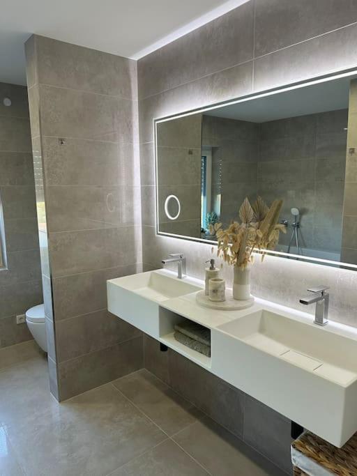 Luxury Apartment Marz Шванау Екстериор снимка